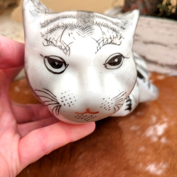 Vintage China Porcelain Painted Cat Kitten Figurine Blue Bow Chinese - Picture 6 of 7